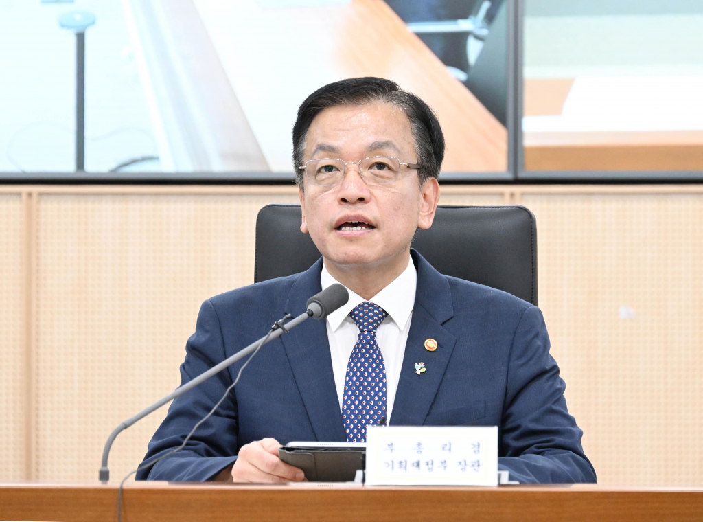 최상목 부총리 겸 기획재정부 장관이 지난달 30일 서울 서초구 소재 중소 수출기업 (주)링티(대표 이원철)를 현장방문해 임직원 및 유관기관들과의 간담회를 가졌다./사진제공=기재부