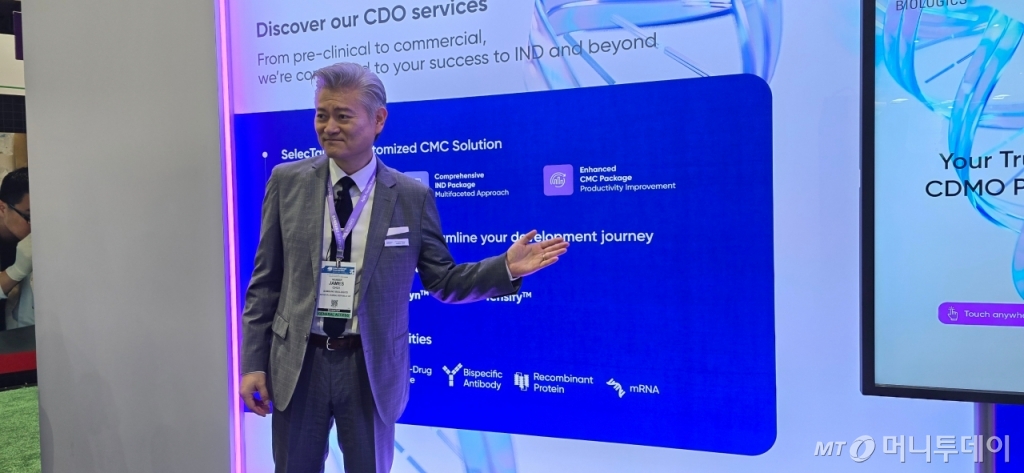 3일(현지시간) 미국 샌디에이고 '2024 바이오 인터내셔널 컨벤션'(이하 '바이오 USA') 현장에서 제임스 최 삼성바이오로직스 부사장이 취재진과 부스 투어를 진행하고 있다. /사진=홍효진 기자