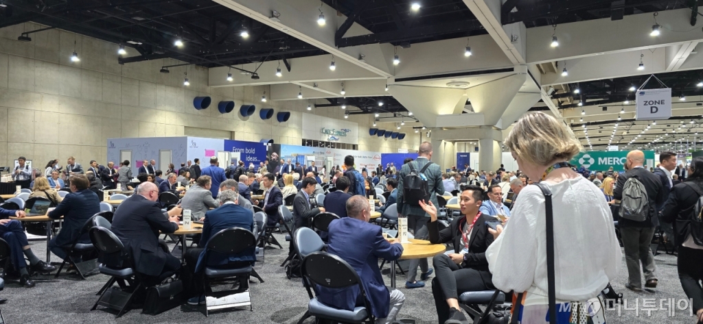 3일(현지시간) 미국 샌디에이고 '2024 바이오 인터내셔널 컨벤션'(이하 '바이오 USA') 현장 '비즈니스 포럼 존'에 설치된 지씨셀 등 부스 앞에 마련된 자리에 글로벌 업계 관계자들이 미팅을 진행 중이다. /사진=홍효진 기자