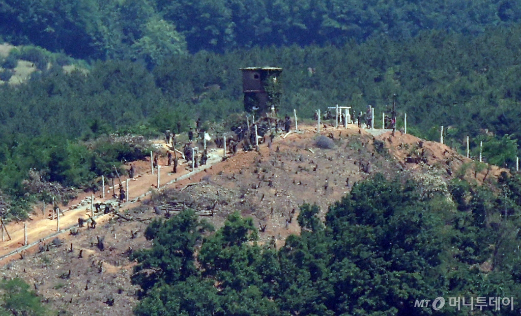 정부가 9·19 군사합의 전부 효력정지를 결정한 4일 경기도 파주시 탄현면 오두산 통일전망대에서 바라본 황해북도 개풍군 북한 초소 주변에서 북한 군인들이 진지 공사를 하고 있다. / 사진=뉴스1