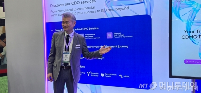 3일(현지시간) 미국 샌디에이고 '2024 바이오 인터내셔널 컨벤션'(이하 '바이오 USA') 현장에서 제임스 최 삼성바이오로직스 부사장이 취재진과 부스 투어를 진행하고 있다. /사진=홍효진 기자