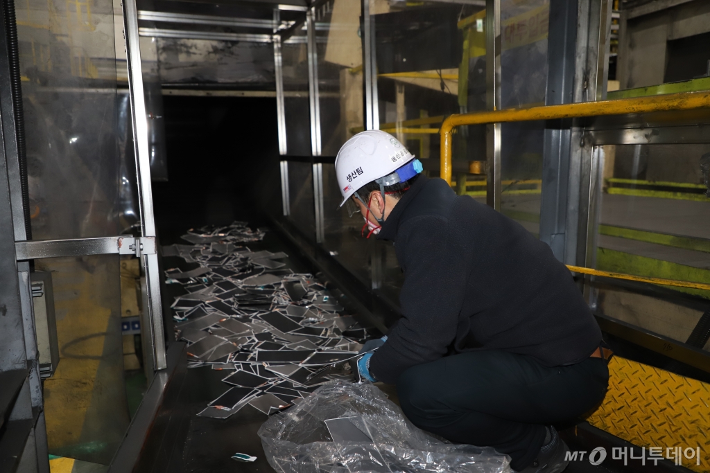 에코프로CnG 생산라인에서 사용 후 배터리에서 나온 재생 공정 원재료가 투입되고 있다. /사진제공=에코프로 