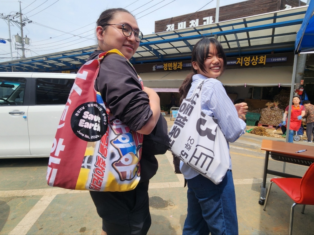 '세계 환경의 날'인 5일 낮 서울 동대문구 청량리종합시장에서 행사 사진 촬영 봉사에 나선 한국외대 학생 한정운씨(27·왼쪽)와 우민정씨(23)가 장바구니를 어깨에 멨다. /사진=김미루 기자