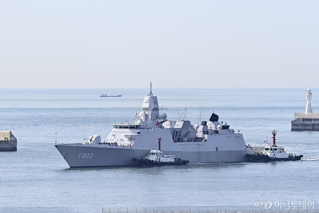 네덜란드 해군 호위함 '트롬프함'(F803·6050t급)이 1일 오전 부산 남구 해군작전사령부 부산작전기지에 입항하고 있는 모습. 한-네덜란드 해군은 트롬프함 입항을 계기로 네덜란드 해군 주관 함상 리셉션, 상호 함정 방문, 연합훈련 등을 통해 우호증진 및 군사협력을 강화했다. / 사진=해군작전사령부