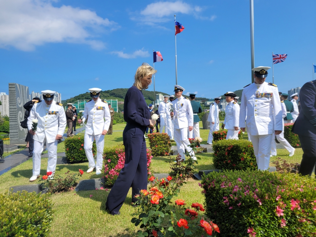 카샤 올롱그렌(Kajsa Ollongren) 네덜란드 국방부 장관이 지난 3일 부산 남구 유엔기념공원을 방문해 네덜란드 참전군인 묘역에 헌화하고 있다. 유엔기념공원에는 네덜란드 참전용사 122명이 영면해 있다. / 사진=김인한 기자