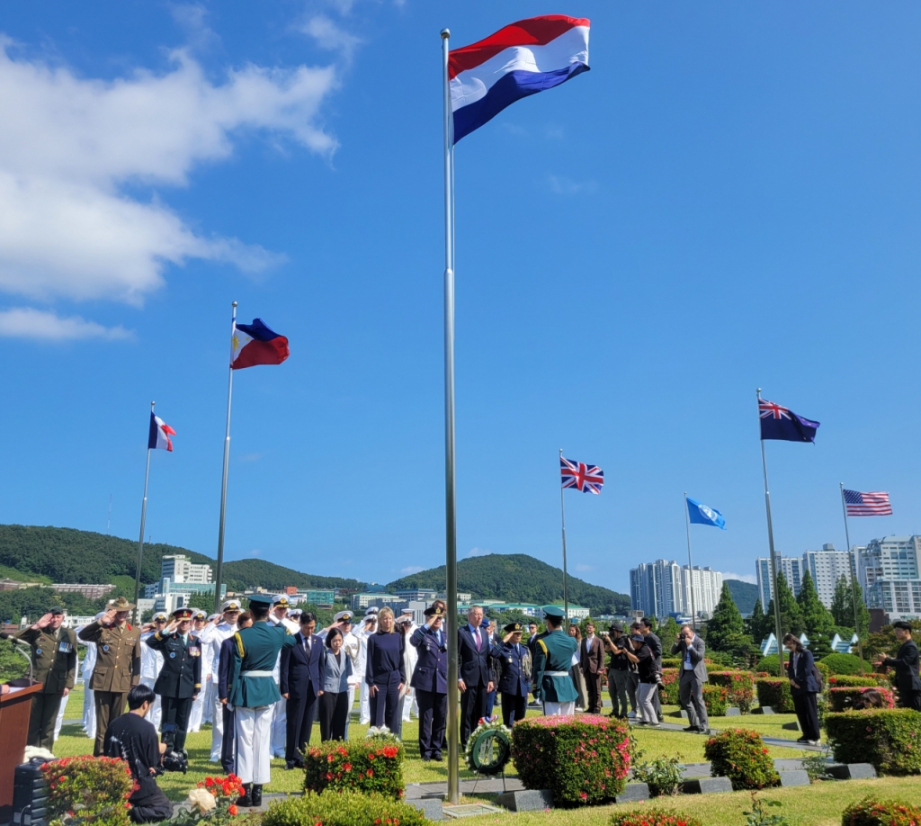 카샤 올롱그렌(Kajsa Ollongren) 네덜란드 국방부 장관이 지난 3일 부산 남구 유엔기념공원을 방문해 네덜란드 참전군인 묘역에 헌화하고 있다. 우리 정부에선 이희완 국가보훈부 차관이 참석했다. / 사진=김인한 기자