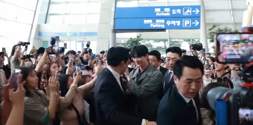 배우 변우석이 팬미팅 투어를 위해 출국하는 모습./사진=뉴스엔 유튜브 캡처