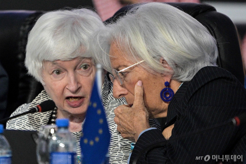 (상파울루 AFP=뉴스1) 우동명 기자 = 재닛 옐런 미국 재무장관이 28일(현지시간) 브라질 상파울루에서 열린 G20 재무장관회의 중 크리스틴 라가르드 ECB 총재와 귓속말을 하고 있다. 2024.2.29  ⓒ AFP=뉴스1  Copyright © 뉴스1. All rights reserved. 무단 전재 및 재배포,  AI학습 이용 금지. /사진=(상파울루 AFP=뉴스1) 우동명 기자