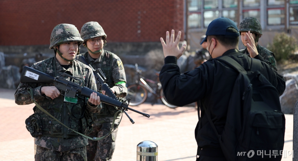 지난 3월 14일 서울 경의중앙선 가좌역에서 육군 수도방위사령부 및 수방사 예하 56보병사단, 지역 예비군 대원들이 한미연합 '자유의 방패' 훈련을 진행하는 모습. (기사 내용과 무관한 참고 이미지) /사진=뉴시스