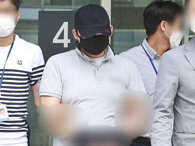 A씨가 2020년 7월 24일 서울동부지법에서 열린 영장실질심사를 마치고 이동하고 있다./사진=뉴스1