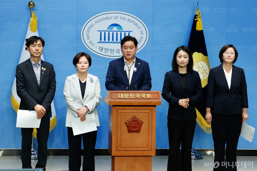 (서울=뉴스1) 안은나 기자 = 한창민 사회민주당 의원(왼쪽부터), 정춘생 조국혁신당 의원, 윤종군 더불어민주당 의원, 정혜경 진보당 의원 등 야4당 초선 의원들이 7일 서울 여의도 국회 소통관에서 국회법을 준수해 빠른 시일 내에 원 구성을 마치고 일하는 국회를 만들자며 기자회견을 하고 있다. 2024.6.7/뉴스1 Copyright © 뉴스1. All rights reserved. 무단 전재 및 재배포, AI학습 이용 금지. /사진=(서울=뉴스1) 안은나 기자