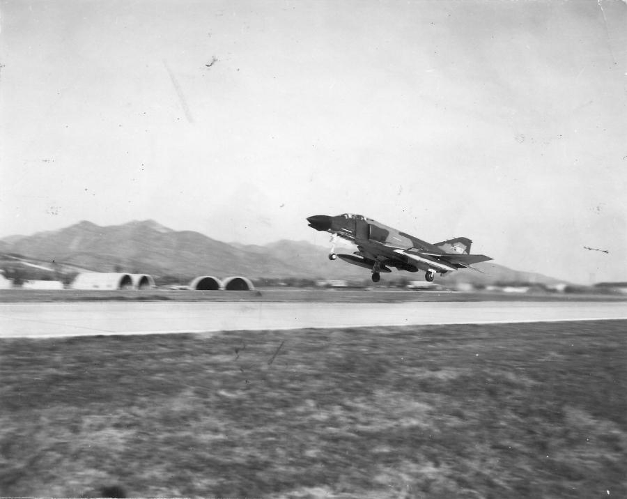 1969년 8월 29일 대한민국공군 최초의 F-4D가 대구기지에 착륙하고 있는 모습. / 사진=공군 