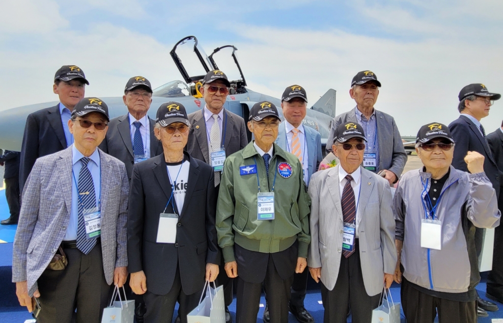 이재우 공군 예비역 소장(아래 가운데)이 과거 전투기 조종사 동료들과 사진을 찍고 있다. / 사진=김인한 기자