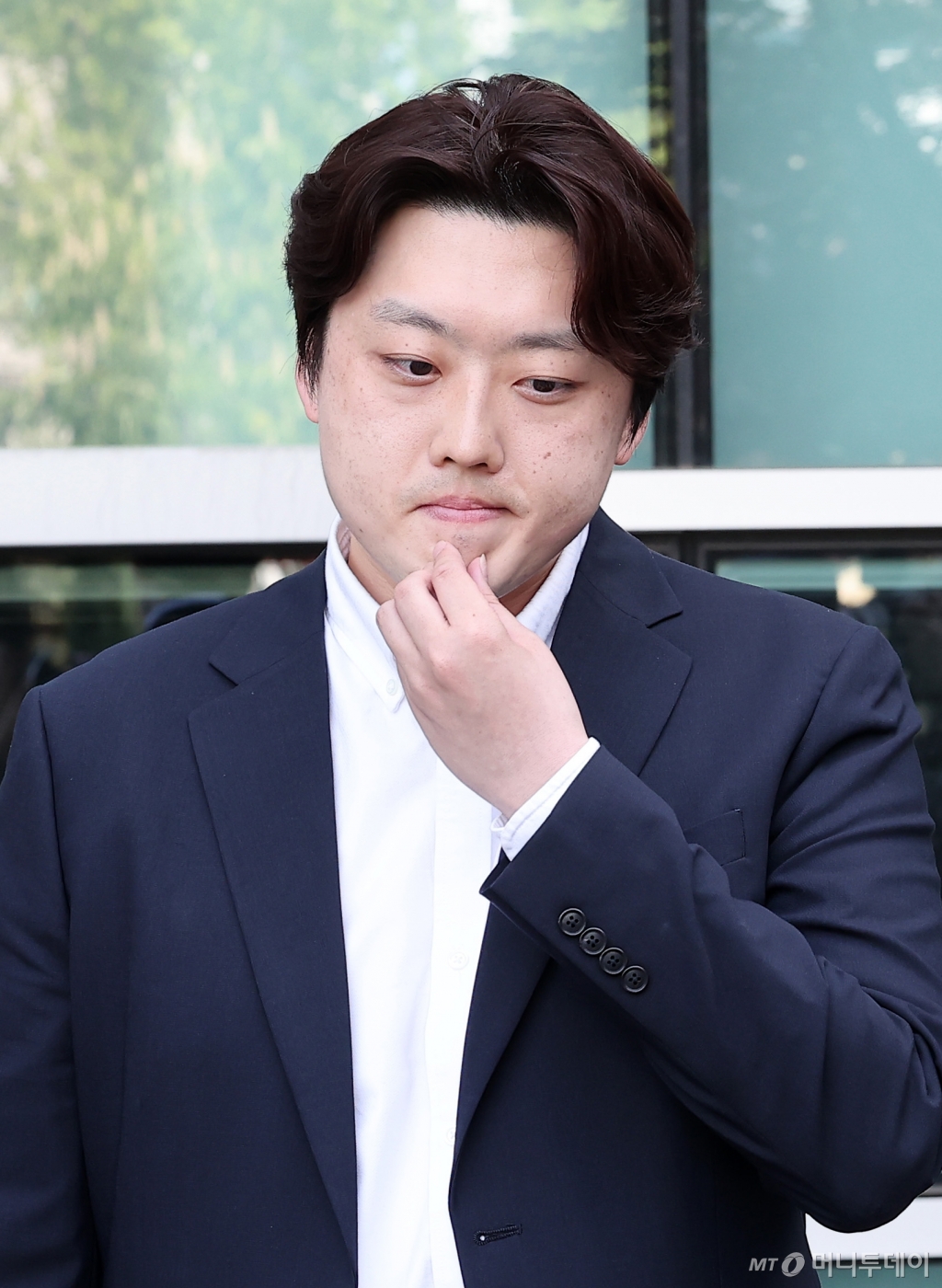 (서울=뉴스1) 김성진 기자 = 박단 대한전공의협의회 비대위원장이 3일 서울 서초구 서울행정법원에서 조규홍 보건복지부 장관을 상대로 업무개시명령 취소, 진료유지명령 취소, 사직서 수리 금지 명령 취소 소송을 제기한 후 생각에 잠겨 있다. 2024.5.3/뉴스1  Copyright © 뉴스1. All rights reserved. 무단 전재 및 재배포,  AI학습 이용 금지. /사진=(서울=뉴스1) 김성진 기자