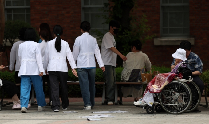 서울대학교 의과대학 교수들이 오는 17일부터 응급·중환자실을 제외하고 전체 휴진을 결정한 가운데 지난 7일 오후 서울 종로구 서울대학교병원에서 의료진이 이동하고 있다. /사진=뉴시스