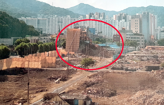 광주 동구 학동 재개발구역 철거 공사 중 붕괴된 건물이 지나가던 버스를 덮쳐 17명의 사상자가 발생한 가운데 인근 상인이 촬영한 철거공사 전 건물 모습. /사진=뉴시스(독자제공)