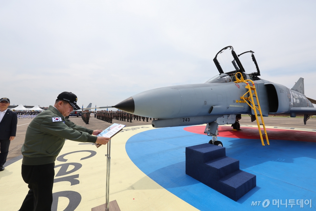 신원식 국방부 장관이 7일 경기도 수원시 공군10전투비행단에서 열린 F-4 팬텀(Phantom) 퇴역식에서 명예전역장을 전달하고 있다. 이날 퇴역한 F-4E는 F-4D의 공대공·공대지 능력을 강화한 개량형으로, 1967년 미국 맥도널 더글러스사(社)(1997년 보잉에 합병)가 전천후 전폭기(전투기+폭격기)로 개발한 것이다. / 사진=뉴스1