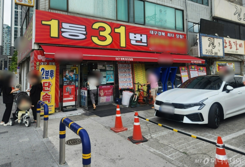 지난 7일 오후 4시30분쯤 대구 달서구의 A복권판매 편의점 간판에 '1등 31번'이라는 문구가 큼직하게 쓰여 있다./사진=최지은 기자