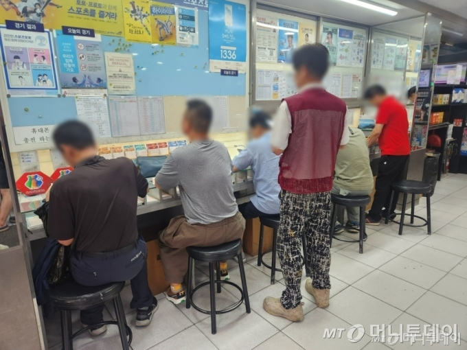 지난 7일 오후 4시30분쯤 대구 달서구의 A복권판매 편의점 안에 마련된 테이블 앞에는 수동 복권에 번호를 기입하려는 시민들이 자리를 가득 채웠다. 한 시민은 행운을 가져다줄 번호를 생각하느라 한동안 멍하니 허공만 바라봤다./사진=최지은 기자  