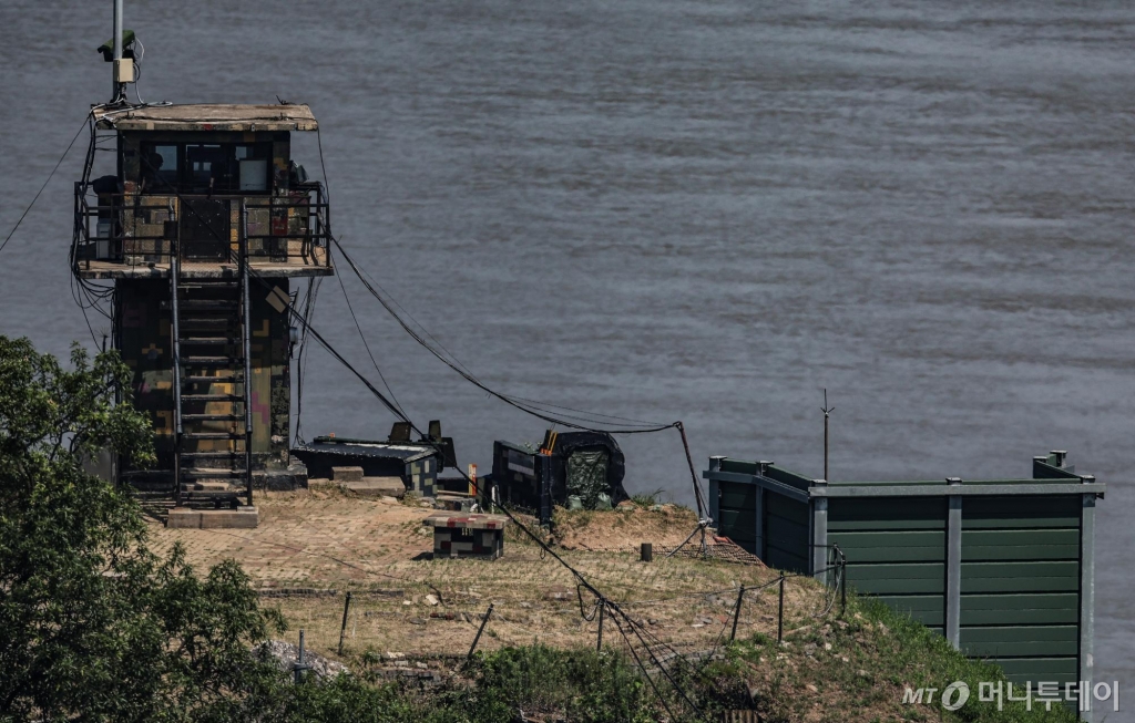지난 6일 경기 파주시 접경지에 한국 측 초소 옆에 대북확성기가 설치돼 있는 모습. / 사진=뉴시스