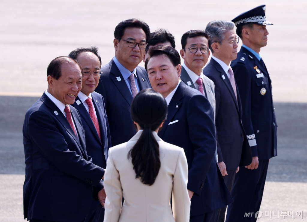 윤석열 대통령과 김건희 여사가 10일 오전 경기 성남시 서울공항에서 중앙아시아 3개국 순방을 위해 공군 1호기에 탑승하며 환송 나온 국민의힘 지도부와 인사하고 있다. 윤 대통령은 5박7일 일정으로 투르크메니스탄과 카자흐스탄, 우즈베키스탄을 국빈 방문해 에너지와 인프라, 핵심 광문 분야 등 협력을 논의할 계획이다. / 사진=뉴스1