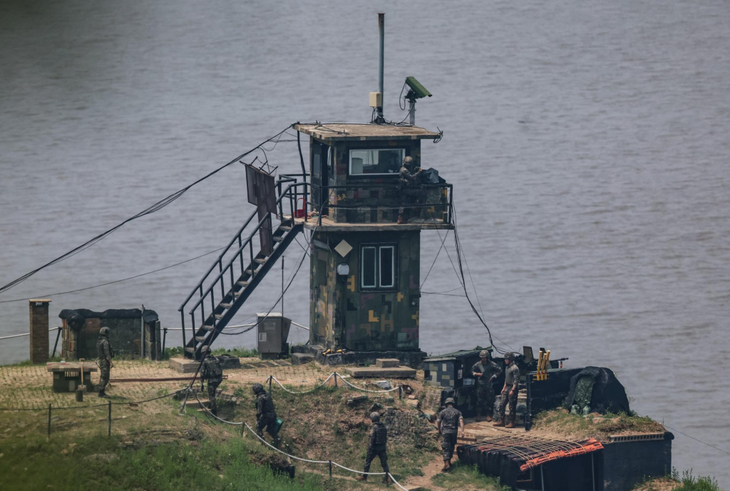 10일 경기 파주시의 북한 접경 지역에서 바라본 대한민국 초소에서 군인들이 분주하게 이동하고 있다. /2024.06.10. /사진=뉴시스