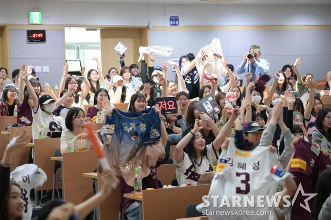 숙명여대 학생들이 24일 서울 청파동에 위치한 숙명여대 진리관에서 열린 '2024 히어로즈 여대특강'에서 열띤 호응을 하고 있다. /사진=김동윤 기자