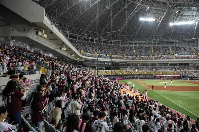만원관중이 들어선 키움 히어로즈 홈구장 고척 스카이돔. /사진=키움 히어로즈 제공