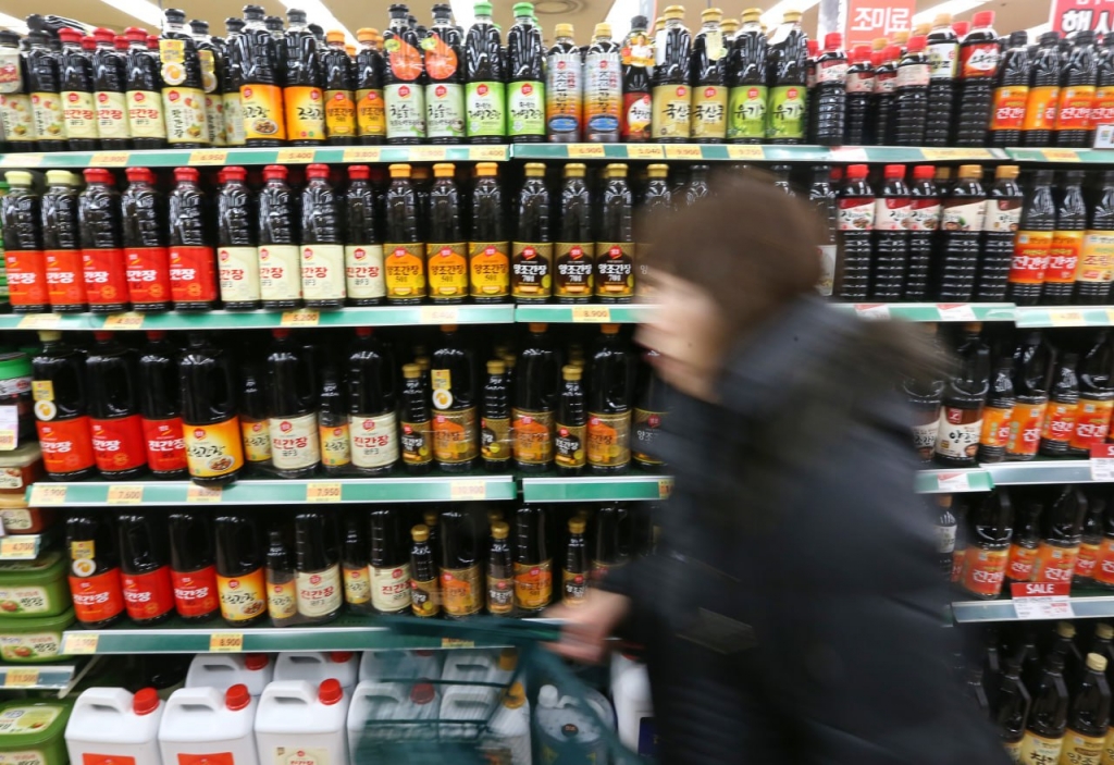 서울 중구의 한 대형마트에서 장류를 구매하는 시민 / 사진=홍봉진 기자