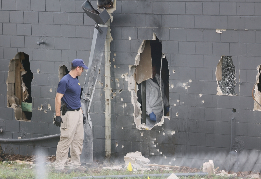 2021년 6월12일(현지시간) 미국 FBI 요원들이 플로리다주 올랜도에서 오마르 마틴이 최소 50명을 살해한 것으로 알려진 펄스 나이트클럽의 손상된 뒷벽을 조사하고 있다. /사진=/AFPBBNews=뉴스1