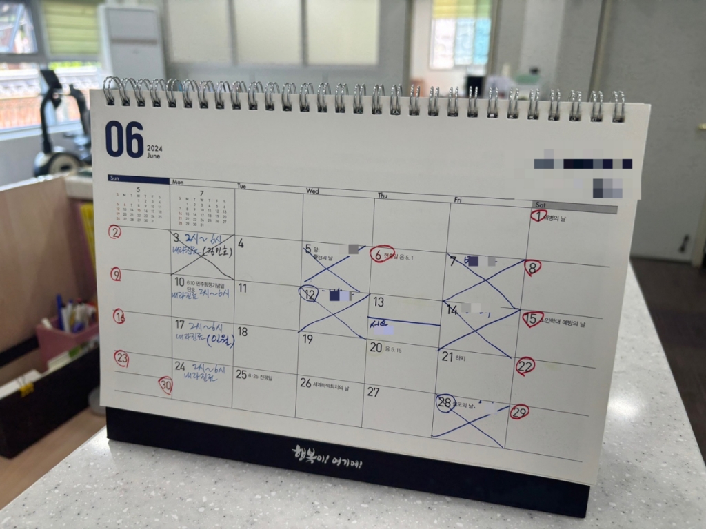 보절면 보건지소 직원 책상 달력. 매주 월요일 오후 2시부터 6시만 진료가 가능하다는 내용이 적혀있다. /사진=하수민기자 