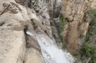 한 중국 누리꾼이 중국 허난성 윈타이산 윈타이톈폭포 정상에서 대형 수도관을 이용해 인위적으로 물을 공급 중인 모습을 촬영한 영상 /사진=더우인 캡처