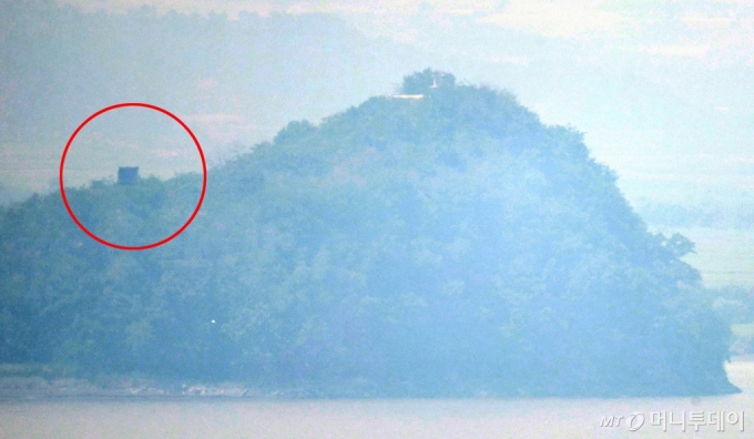11일 경기도 파주시 오두산 통일전망대에서 임진강 너머 바라본 북한 황해북도 개풍군 북측 초소 인근에 대남 확성기로 추정되는 구조물(빨간 원)이 새롭게 설치돼 있다. / 사진=뉴스1