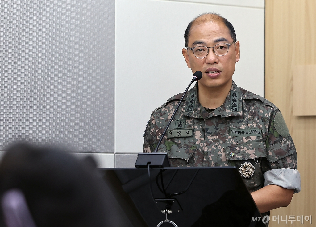 이성준 합동참모본부 공보실장(대령)이 11일 서울 용산구 국방부 브리핑룸에서 열린 정례 브리핑에서 지난 9일 북한군의 군사분계선 단순 침범에 관한 취재진 질문에 답변하고 있다. / 사진=뉴스1