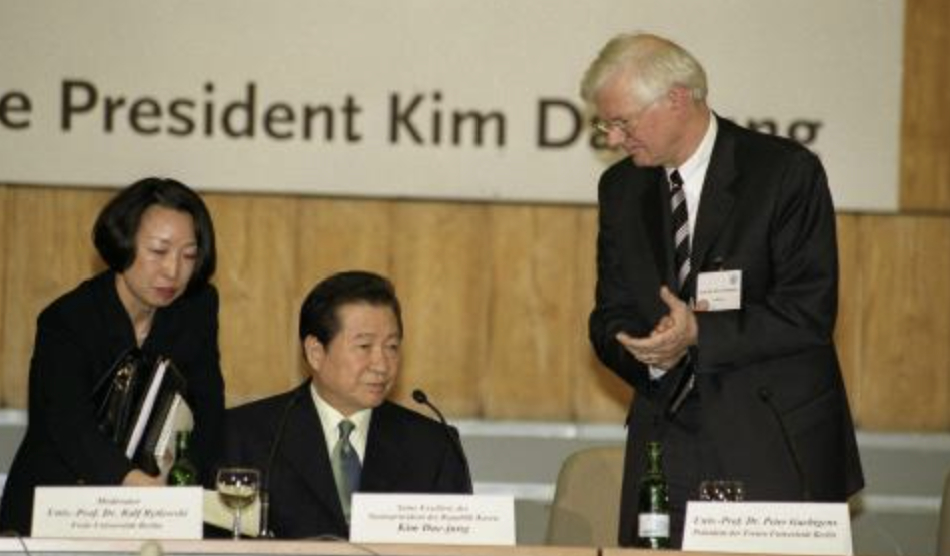 2000년 3월8일 김대중 대통려이 베를린자유대학교 연설 및 리셉션에 참석한 모습. 이날 그는 남북 관계를 증진하겠다는 '베를린 선언'을 했다./사진=e영상역사관