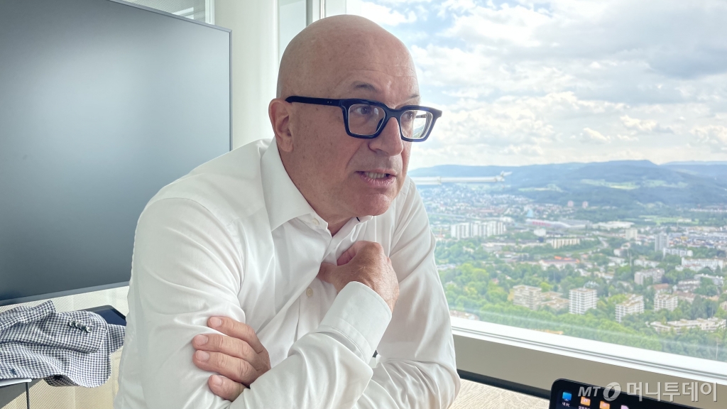  요르그 루프(Jeorg Rupp) 로슈 파마 인터내셔널 헤드(Head of Pharma International)가 지난 6일 스위스 바젤 본사에서 머니투데이와 인터뷰 하고 있다. /사진=김훈남