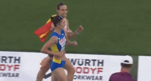 스페인 선수 로라 가르시아 카로(Laura Garcia-Caro)가 지난 7일(현지시간) 이탈리아 로마에서 열린 유럽 육상 선수권 대회의 여자 경보 20㎞ 결선에서 결승선을 앞두고 방심한 탓에 우크라이나 선수 류드밀라 올리야노프스카(Lyudmila Olyanovska)에게 동메달을 빼앗겼다. /영상=DXT en Guada / Run Online TV 