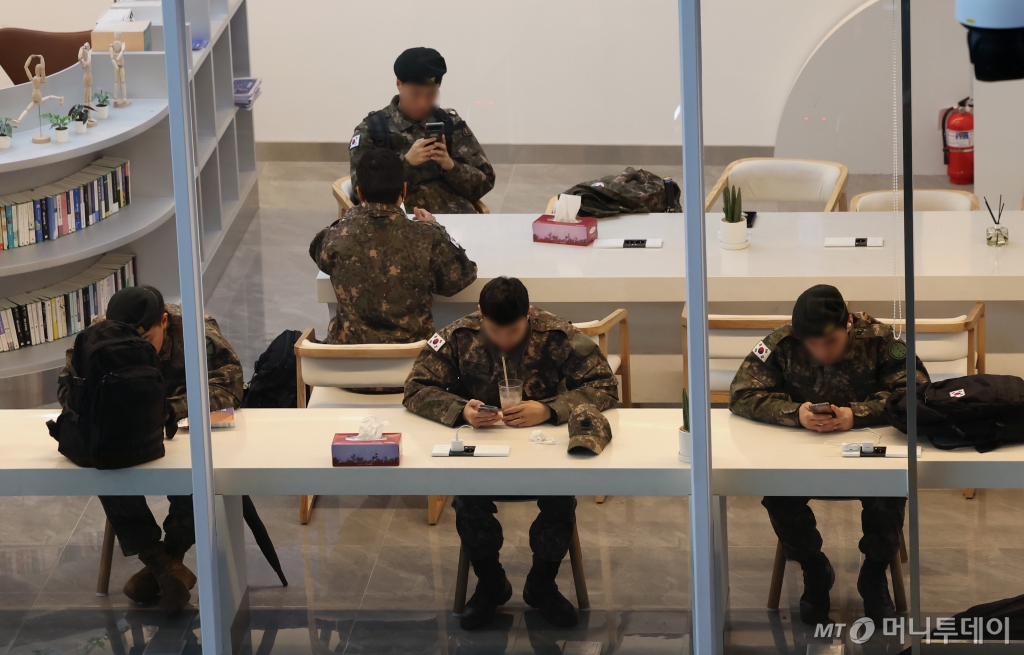 군 내부에서 최근 장병들의 SNS(사회관계망서비스) 활용에 다양한 의견이 제기되고 있다. 4년 전 '일과 후 휴대전화 사용'이 전면 시행되면서 군대 내 부조리를 견제하는 효과가 생겼지만 작전·보안사안까지 대외적으로 노출되는 문제도 있다는 목소리가 나온다. 사진과 기사는 무관. / 사진=뉴스1