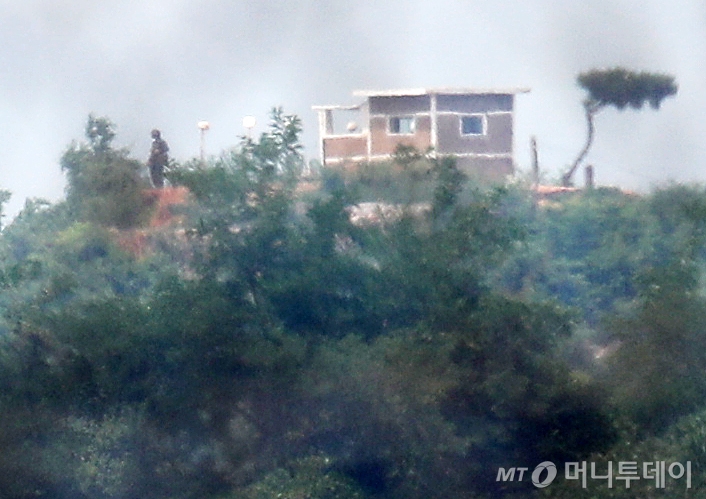 12일 인천 강화군 송해면 당산리에서 바라본 북한 황해도 개풍군 초소에서 북한군이 경계근무를 서고 있다. / 사진=뉴스1