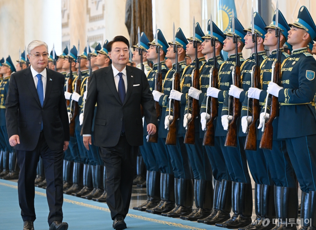 [아스타나(카자흐스탄)=뉴시스] 조수정 기자 = 카자흐스탄을 국빈 방문한 윤석열 대통령과 카슴-조마르트 토카예프 카자흐스탄 대통령이 12일(현지시간) 아스타나 대통령궁에서 열린 공식 환영식에서 의장대를 사열하고 있다. (공동취재) 2024.06.12. chocrystal@newsis.com /사진=