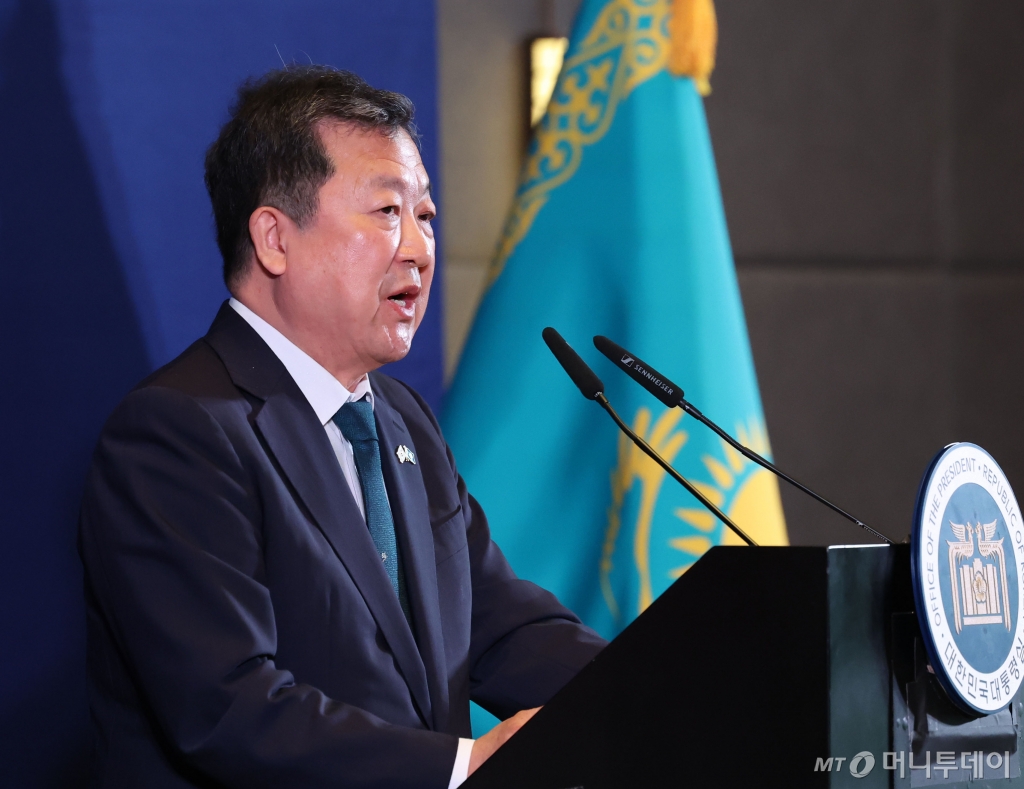 [아스타나(카자흐스탄)=뉴시스] 조수정 기자 = 박춘섭 경제수석이 12일 12일 오후(현지시간) 카자흐스탄 아스타나 한국프레스센터에서 카자흐스탄 순방 관련 브리핑을 하고 있다. 2024.06.12. chocrystal@newsis.com /사진=조수정