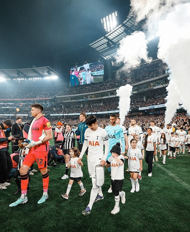 입장하는 손흥민(오른쪽에서 두 번째). /사진=토트넘 SNS