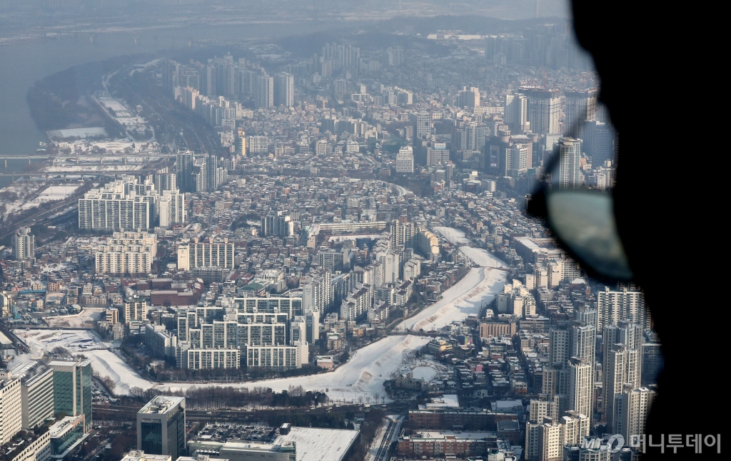 (서울=뉴스1) 장수영 기자 = 20일 오전 서울 송파구 롯데월드타워 전망대에서 아파트 단지가 보이고 있다. 부동산R114 통계에 따르면 지난 5년간 1500세대 이상 대단지 아파트 가격이 소규모 단지보다 가파르게 상승한 것으로 나타났다. 1500세대 이상 단지는 2018년 12월 3.3㎡당 1884만원에서 올해 11월 2654만 원으로 770만 원 올라 상승 폭이 가장 컸으며 1000~1500세대 단지는 636만 원 상승했다. 반면 300~500세대 단지는 550만원, 300세대 미만 단지는 552만원이 오르는데 그쳤다 /사진=(서울=뉴스1) 장수영 기자