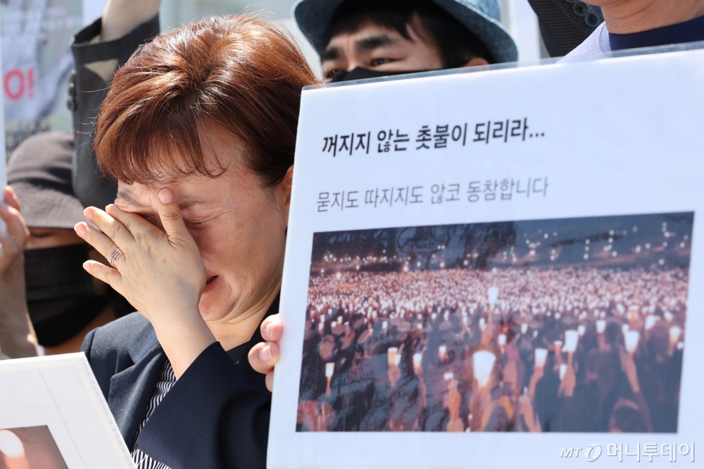 (서울=뉴스1) 신웅수 기자 = 4일 오전 서울 용산구 전쟁기념관 앞에서 열린 육군 12사단 훈련병 가혹행위 사망 사건 규탄 및 진상규명 촉구 기자회견에서 참가자들이 눈물을 닦고 있다.  군인권센터와 아프지 말고 다치지 말고 무사귀환 부모연대는 12사단 사건 가해자를 엄단하고 진상규명에 착수할 것을 종부와 경찰에 촉구했다. 2024.6.4/뉴스1  Copyright © 뉴스1. All rights reserved. 무단 전재 및 재배포,  AI학습 이용 금지. /사진=(서울=뉴스1) 신웅수 기자