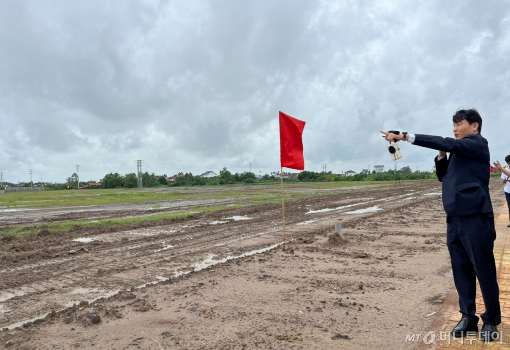 정성훈 진로소주 베트남 법인장이 하이트진로 베트남 공장 대지에서 설명하고 있다./사진=유예림 기자