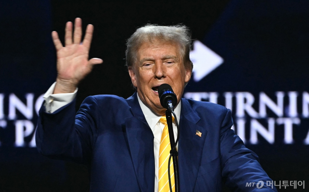 (피닉스 AFP=뉴스1) 우동명 기자 = 도널드 트럼프 전 미국 대통령이 6일(현지시간) 애리조나주 피닉스에서 열린 타운홀 행사에 참석해 연설을 하고 있다. 2024.06.07  ⓒ AFP=뉴스1  Copyright © 뉴스1. All rights reserved. 무단 전재 및 재배포,  AI학습 이용 금지. /사진=(피닉스 AFP=뉴스1) 우동명 기자