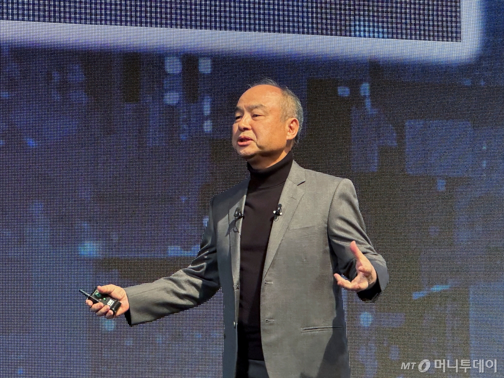 4일(현지시간) 일본 도쿄 '소프트뱅크 세계 2023 기업 컨퍼런스'에서 손정의 소프트뱅크 그룹 회장이 발언하고 있다. 2023.10.04/  ⓒ 로이터=뉴스1  Copyright © 뉴스1. All rights reserved. 무단 전재 및 재배포,  AI학습 이용 금지. 