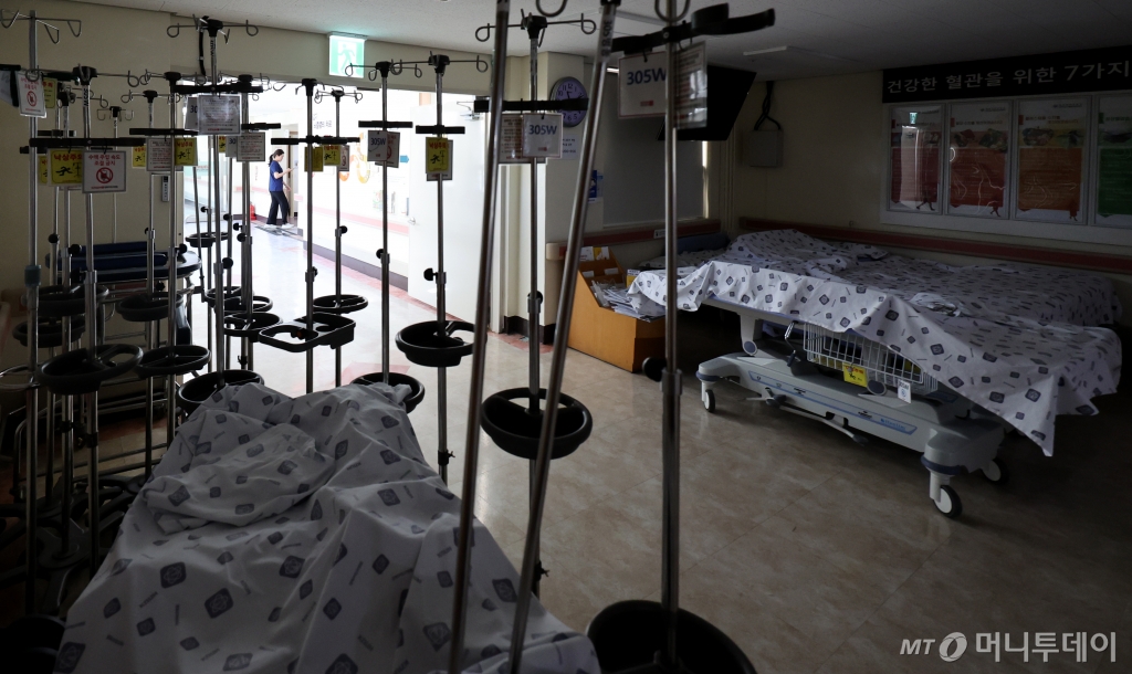 [대구=뉴시스] 이무열 기자 = 대한의사협회가 18일 전면 휴진하고 총궐기대회를 개최한다고 발표한 가운데 10일 대구 중구 경북대학교병원의 한 병동이 폐쇄돼 있다.  경북대병원은 진료 공백으로 인한 재정난이 지속됨에 따라 비상경영 체제에 돌입했다. 2024.06.10. lmy@newsis.com /사진=이무열