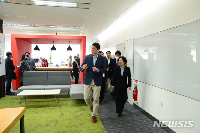 2020년 3월 서울 송파구 쿠팡 본사를 방문한 조성욱 공정거래위원장이 김범석 쿠팡 의장과 대화 장소로 이동하고 있다. /사진제공=공정거래위원회