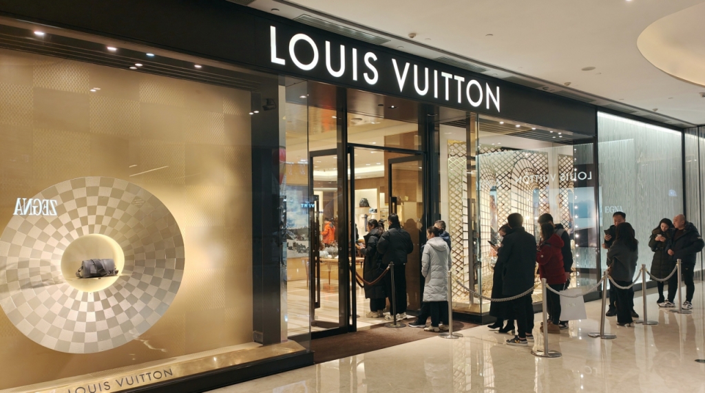 세계 최대 명품 기업 루이뷔통모에헤네시(LVMH)의 중국 상하이 루이뷔통 매장 /AFPBBNews=뉴스1